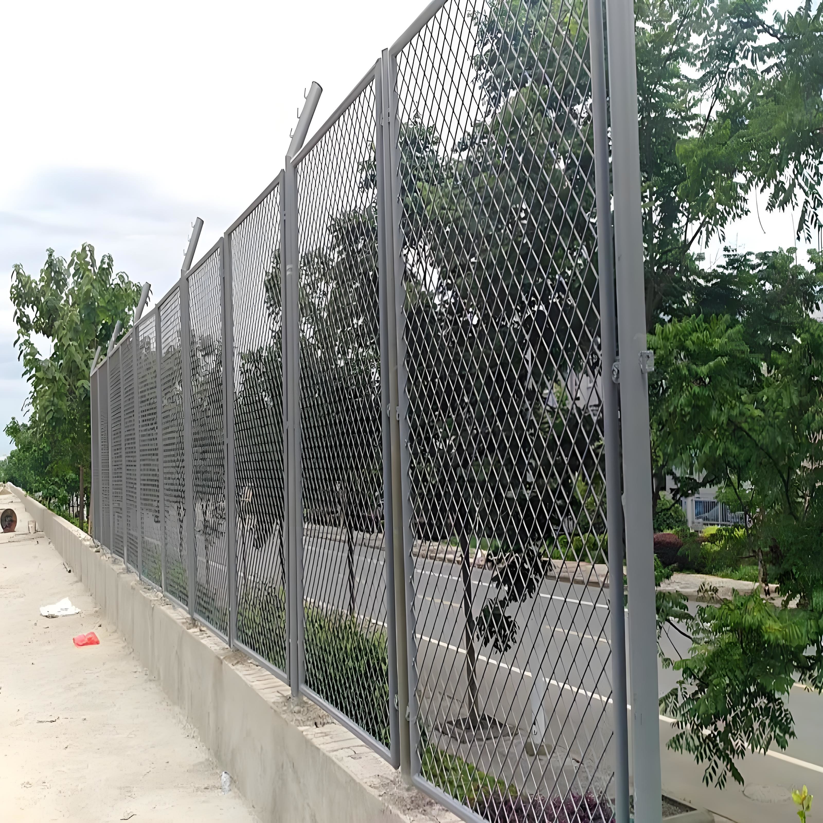 Heavy Duty Diamond Wire Mesh Fence 1.8M Expanded Metal Mesh Fencing For ...